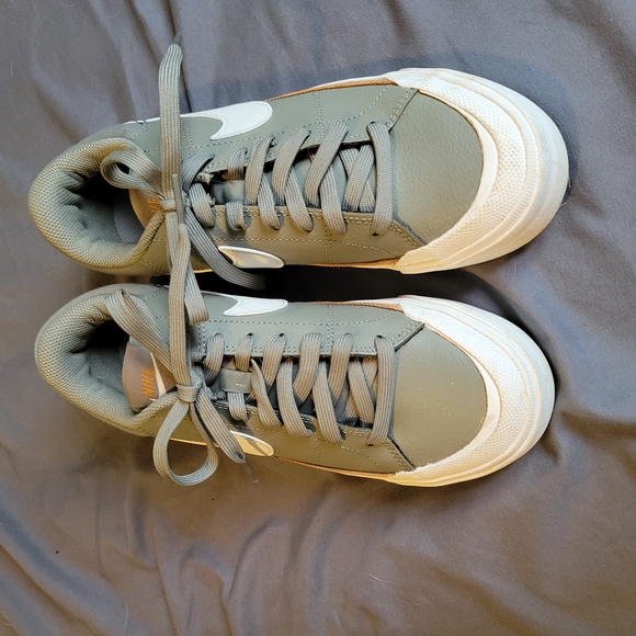 Womens Green and White Sneakers. Nike 7.5 - Picture 5 of 5